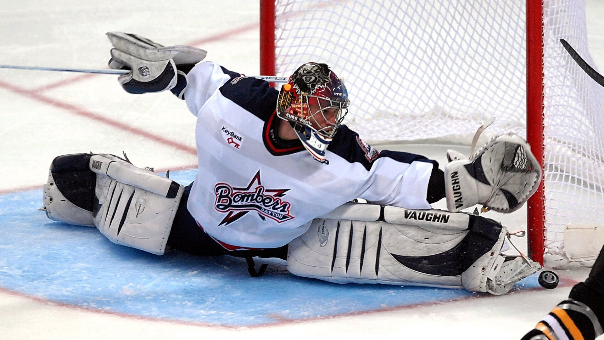 十轮惊魂:英超四帅下课潮下的生存危机,狼队垫底与佩雷拉引发的连锁震荡